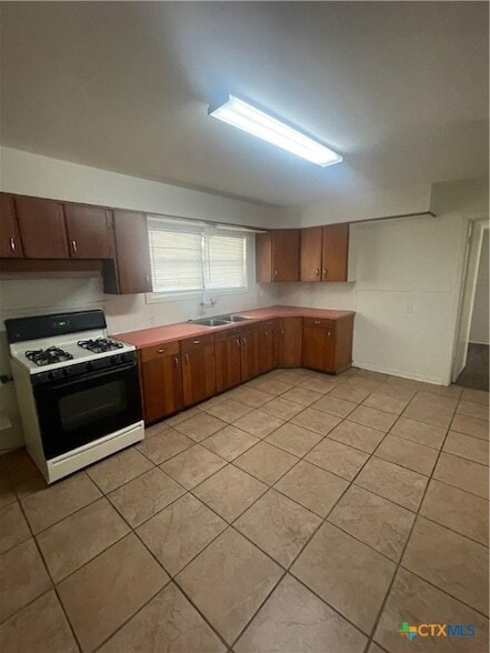 Building Photo - 910 Fern Ln