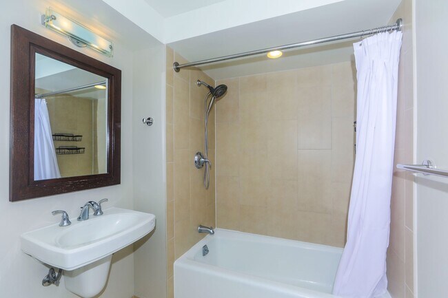 Building Photo - Allure Waikiki - 2 bedroom, 2 bath with 1 ...