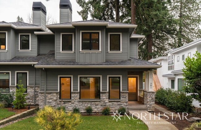 Building Photo - Newer Duplex in the Heart of Lake Oswego.