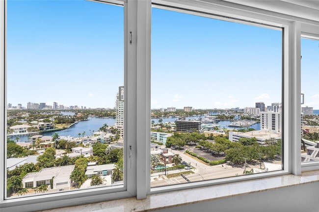 Building Photo - 3000 Holiday Dr