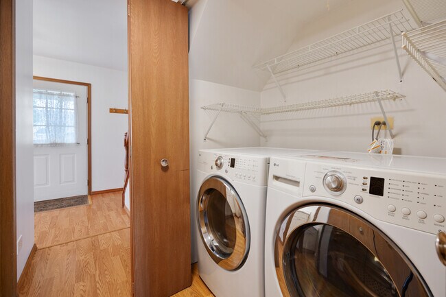 Building Photo - 1127 Ashbrook Dr