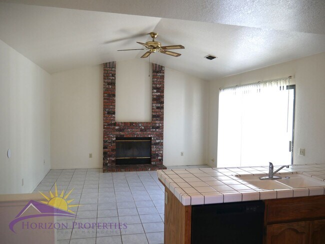 Building Photo - Bright 3 Bed 2 Bath 1,477 Sq. Ft. Sacramen...