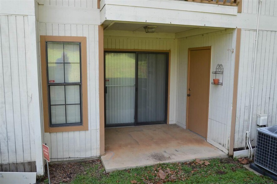 Building Photo - 1102 Greentree Ct
