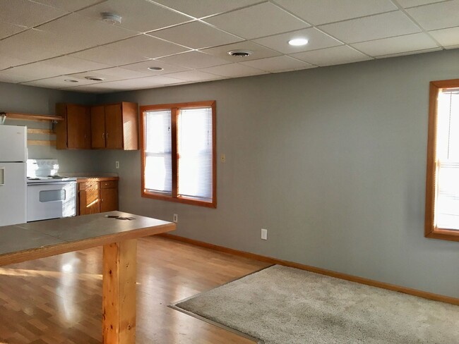 Building Photo - 4 bed 1.5 bath single family home in Rhine...