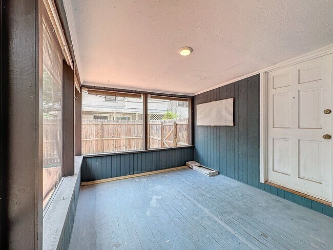 Building Photo - 226 9th Ave N