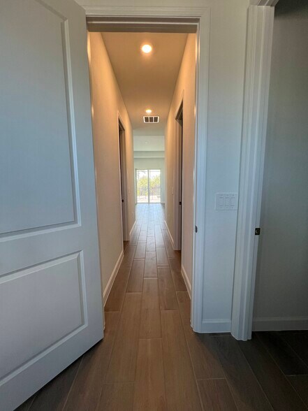 Guest rooms corridor - 8006 Lakes Edge Ln