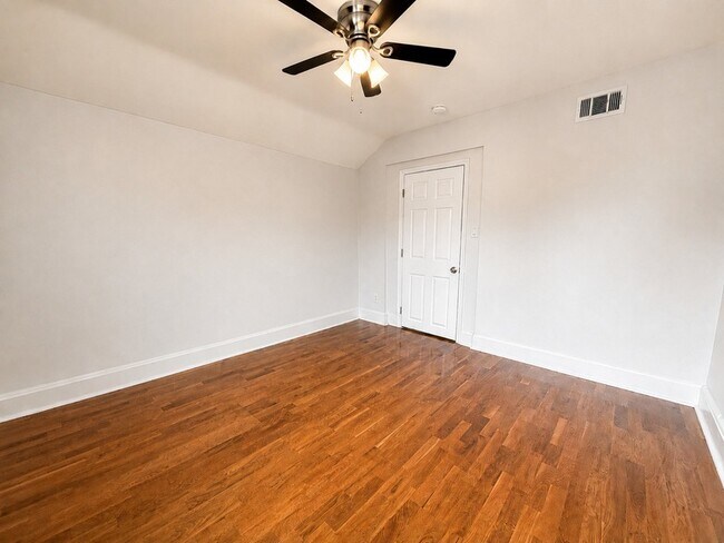 Building Photo - 1830 N Mozart St