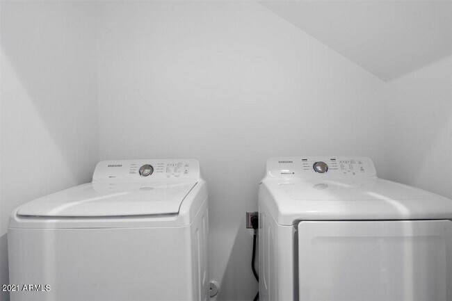 Building Photo - 1214 W 5th St