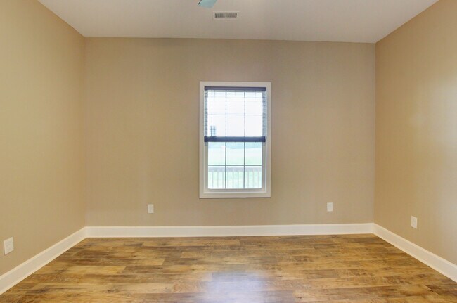 Building Photo - 135 Riverbend Dr