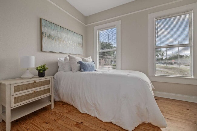 Building Photo - "Charming 2-Bedroom Bungalow in Tampa's Vibrant Heart – Cozy 796 Sq Ft Retreat!"