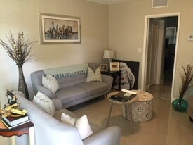 Building Photo - 1105 NE 15th St