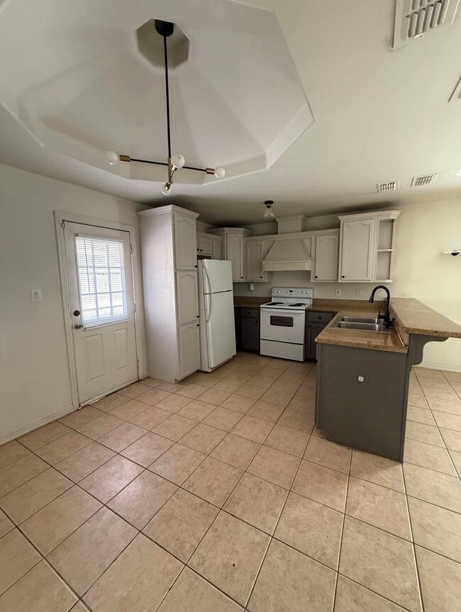 Building Photo - 1208 S Diplomat Dr