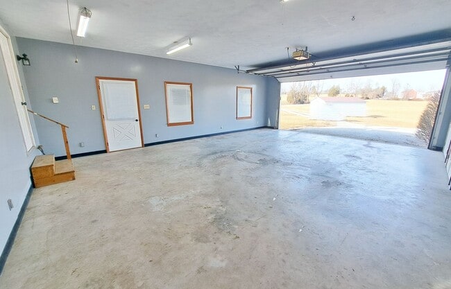Building Photo - 3 Bed / 1-1/5 Bath Single Family Home w/Attached 2-Car Garage