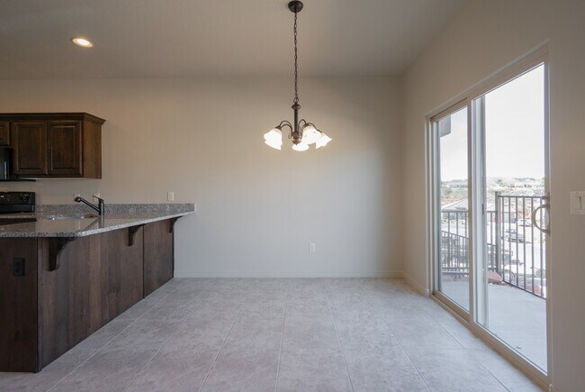 Building Photo - Comfortable Townhome Living with Pool Access