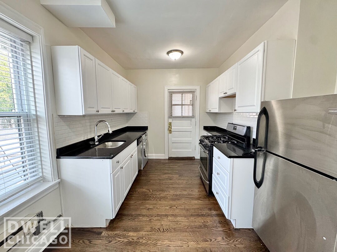Building Photo - 3826 N Greenview Ave