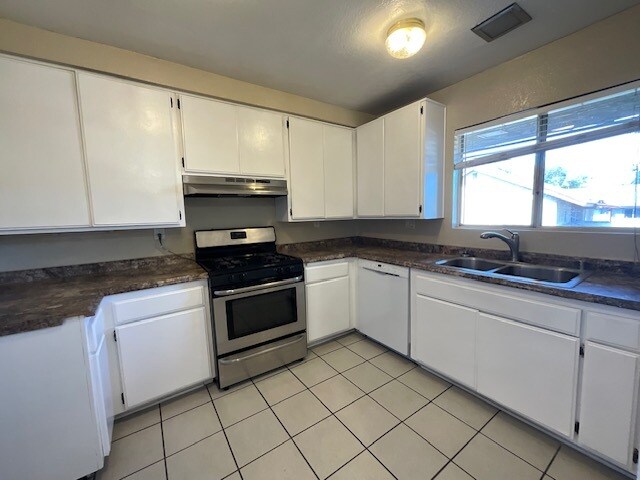 Kitchen with dishwasher - 101 E Olive Ave