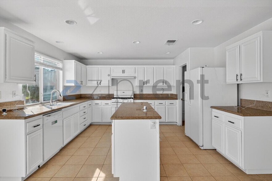 Building Photo - 703 Diamond Dr