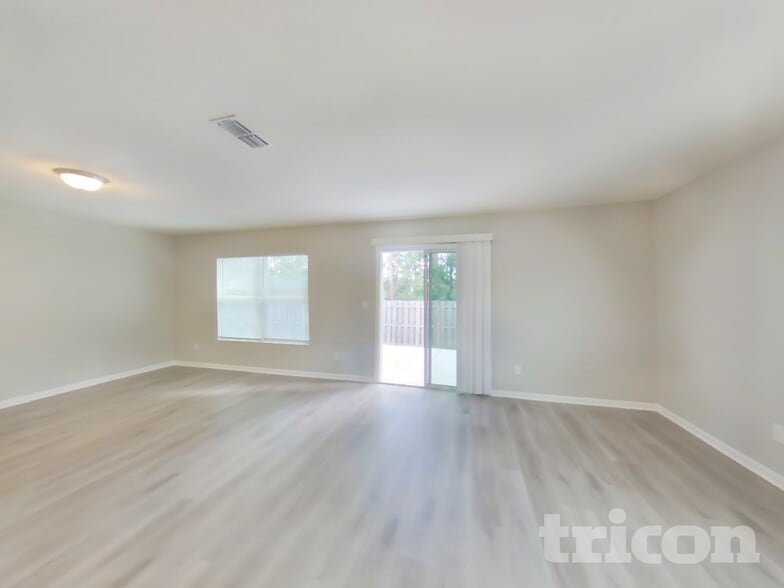 Building Photo - 15402 Bareback Dr