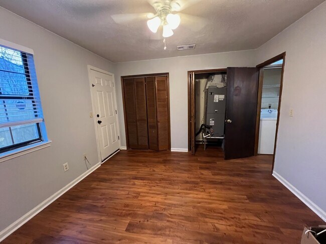 Building Photo - 218 White Dr