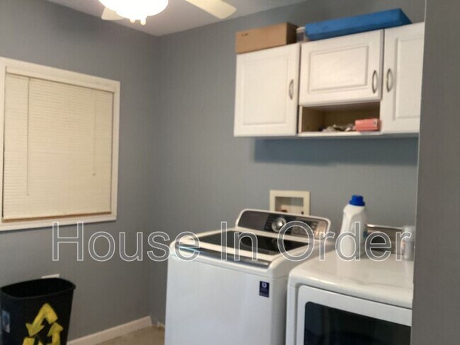 Building Photo - 12 Rockwood Ln