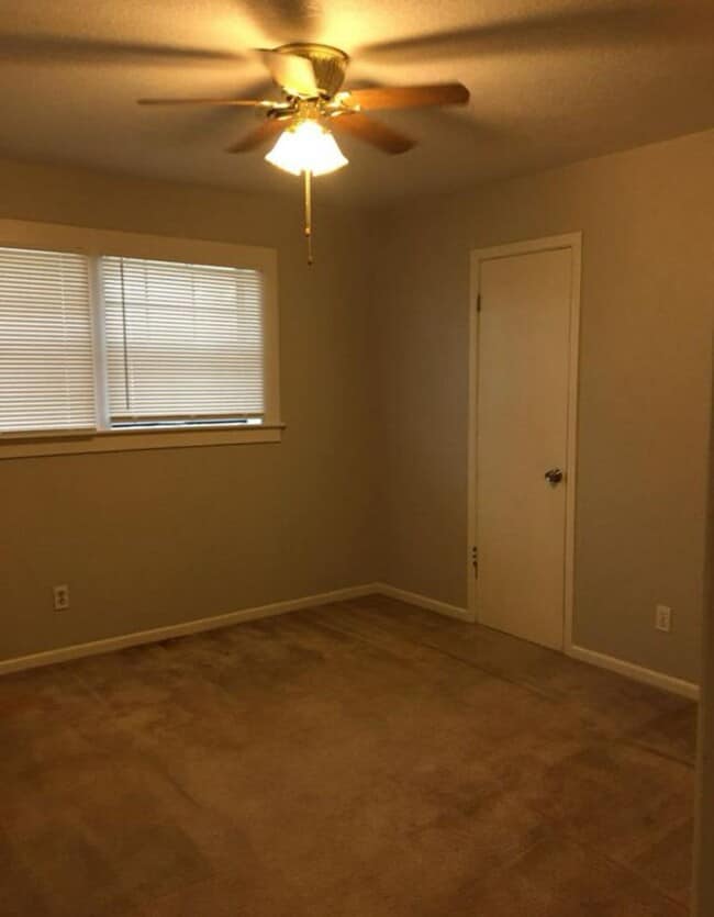 Building Photo - Spacious 4 Bedroom Home!