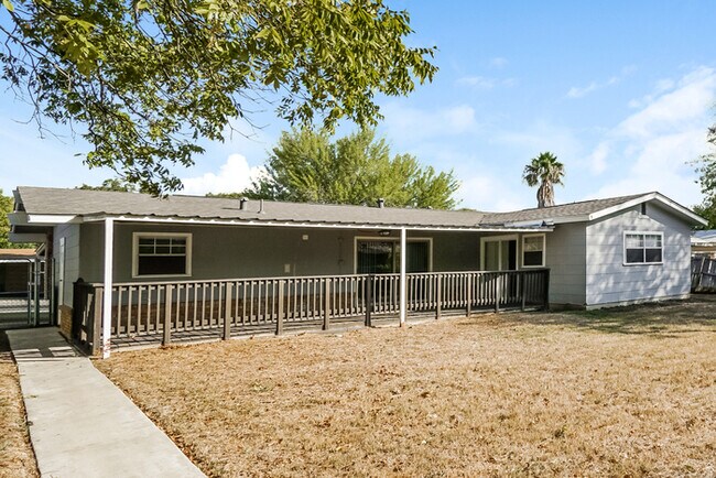 Building Photo - Spacious Living Near Parks & Trails