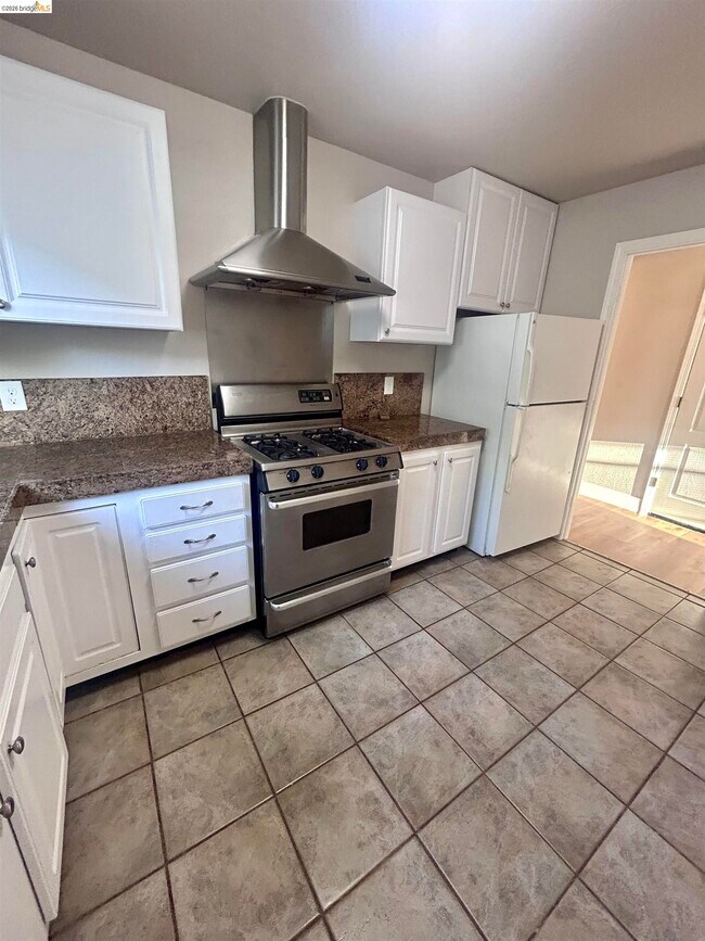 Building Photo - 525 Clayton Ave