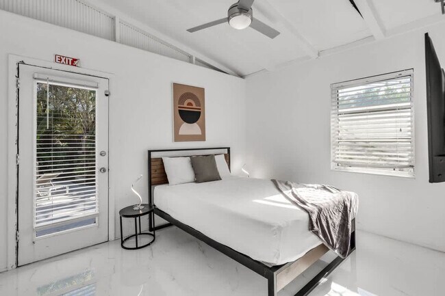 Building Photo - 714 NE 17th Ct