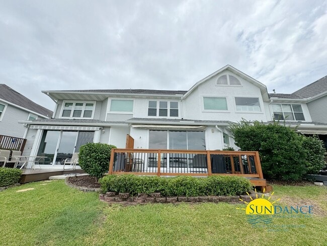Building Photo - Waterfront Luxury Living on Cinco Bayou!