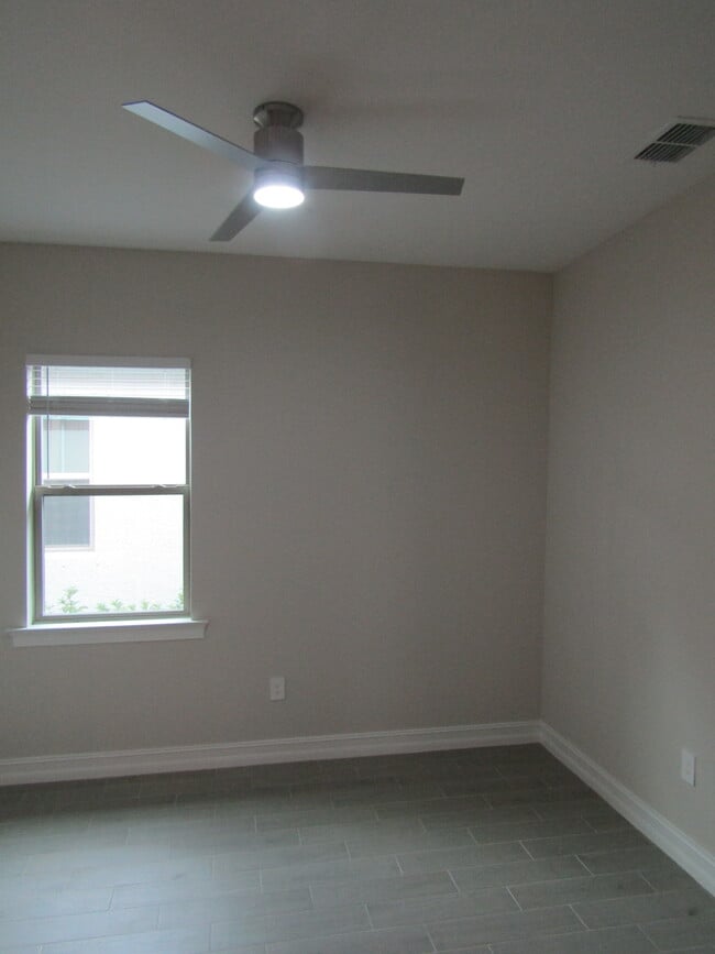 Building Photo - 608 Maraviya Blvd