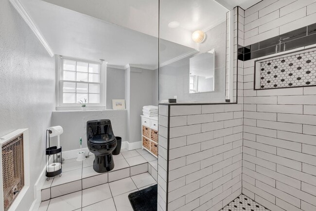 Building Photo - Charming Inglewood bungalow apartment just minutes from downtown!