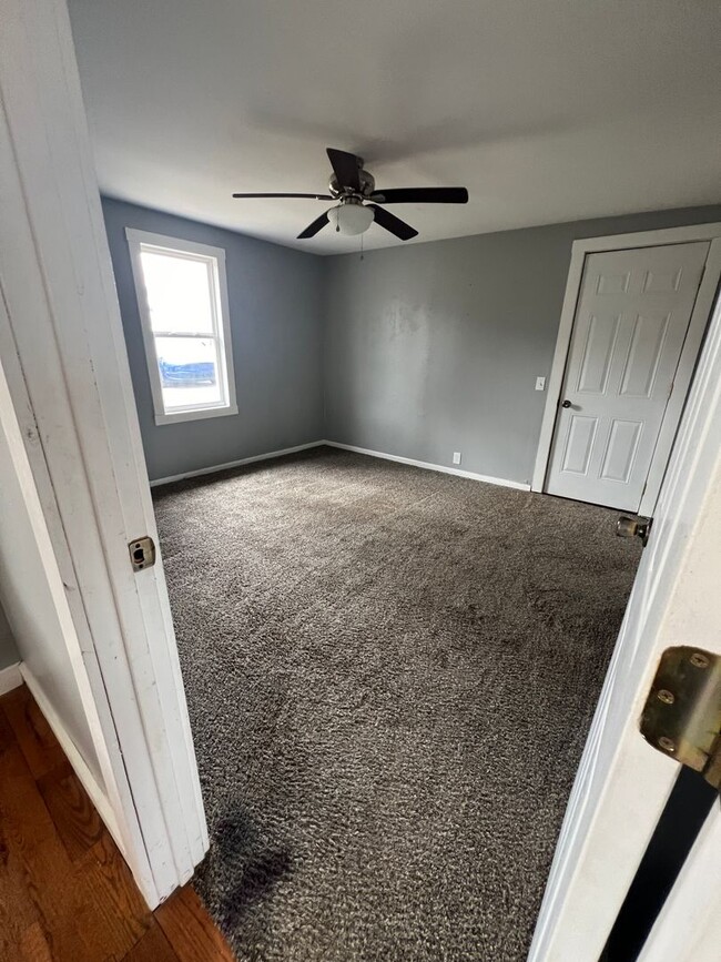 Building Photo - 3 bedroom/1 bathroom house