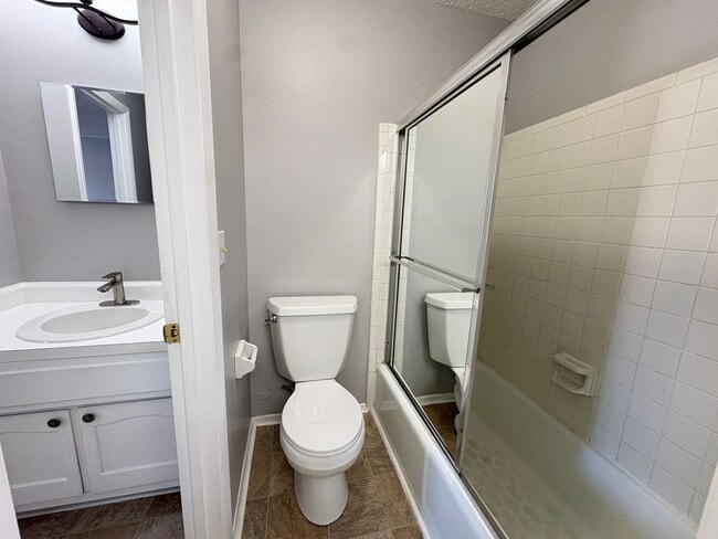 Building Photo - 3 Bedroom, 2.5 Bathroom Condo in High Point!