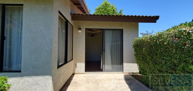 Building Photo - Cozy 2 bedroom 2 Bath home near Stowell and Broadway!