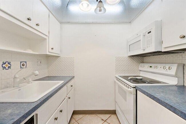 Building Photo - 2565 S Ocean Blvd