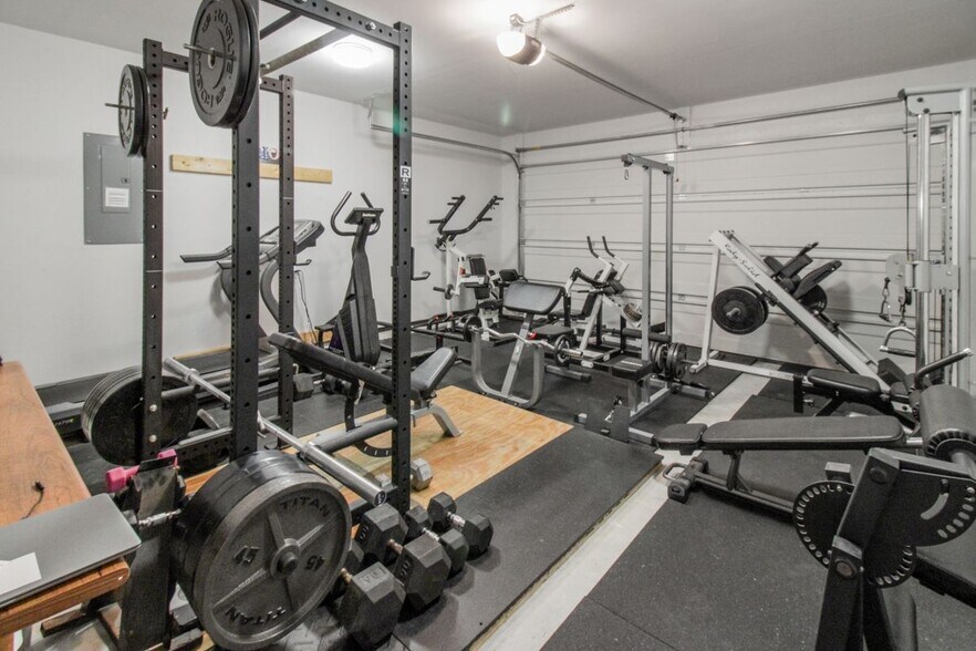 Building Photo - 1900 Queens Ave