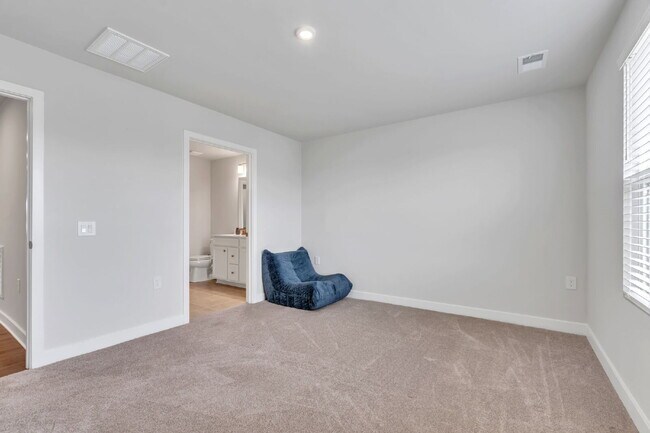 Building Photo - Modern Comfort: 3 Bed, 2.5 Bath Townhome + Primary on Main $1,875/mo rent