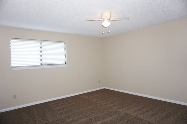 Building Photo - 3/2 townhome Near NAS Jax