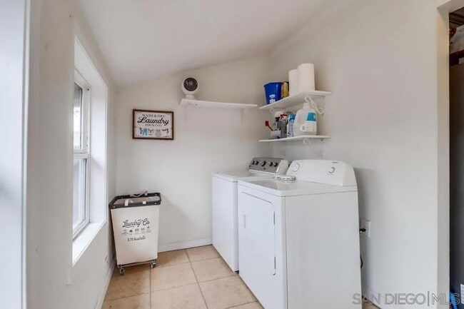 Building Photo - 3891 Superba St