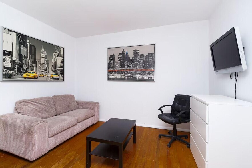 Building Photo - 131 E 94th St