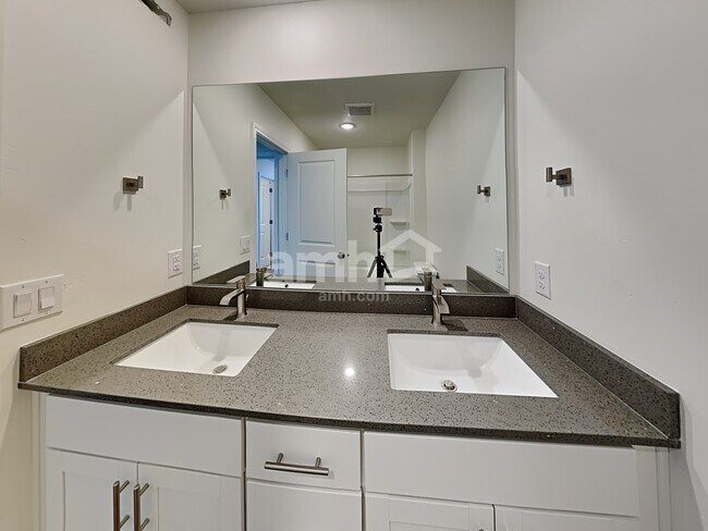 Building Photo - 6051 W Copperhawk Dr