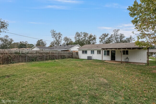 Building Photo - 3981 Stuart Ave