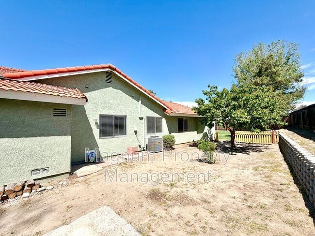 Building Photo - 45680 Clubhouse Dr