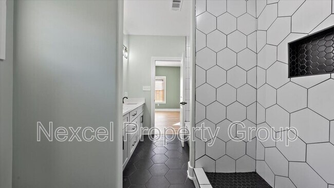 Building Photo - 1068 Bruce St