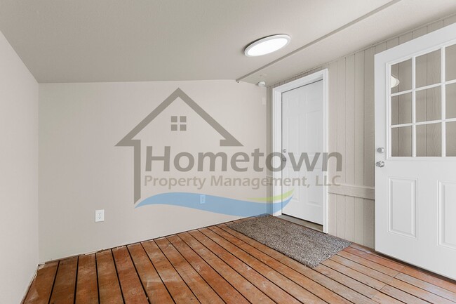 Building Photo - 2 Bedroom 1 Bath Home with Off-Street Park...