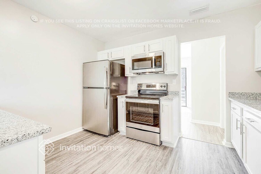 Building Photo - 2459 Mercer Cir S