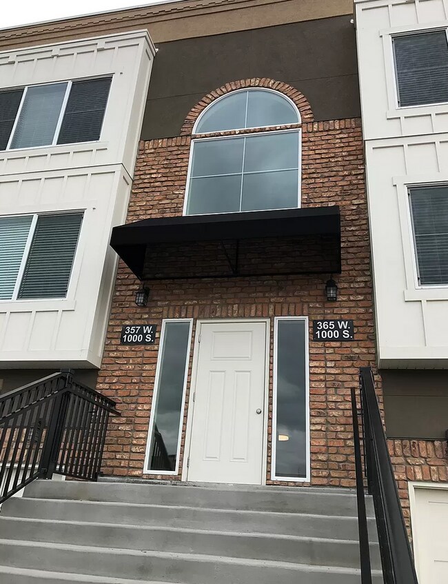 Building Photo - Lyman Triplex