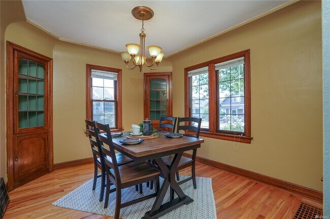 Dining Room - 1215 N Anderson St