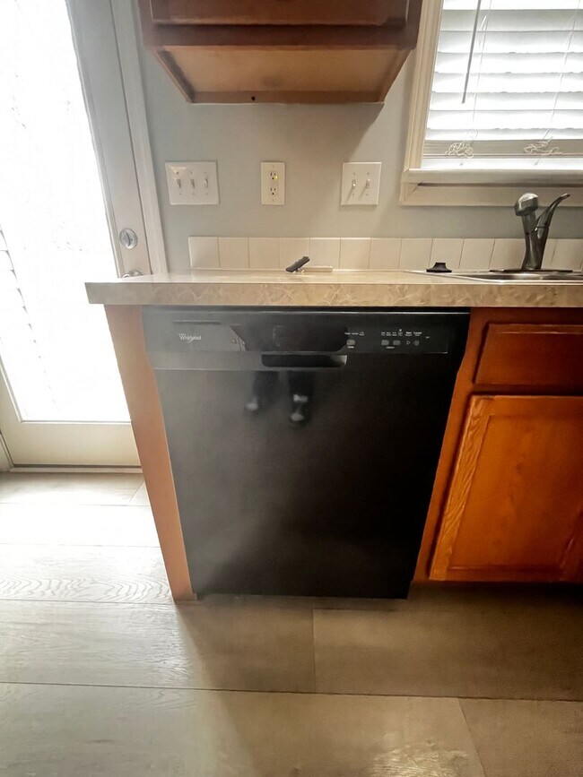 Building Photo - Beautiful 4 Bedroom and 2.5 Bath Home