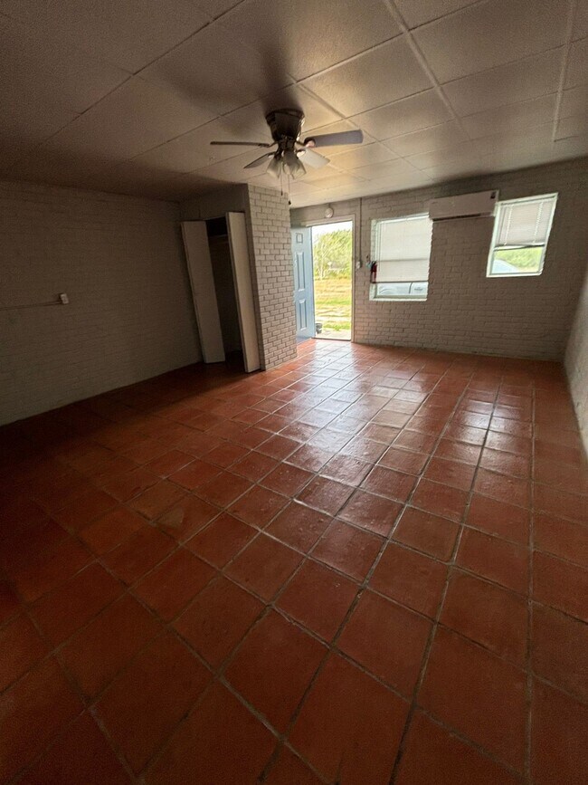 Building Photo - 1627 FM351